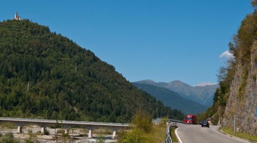 Alpene, en svingete vei, og mennesker