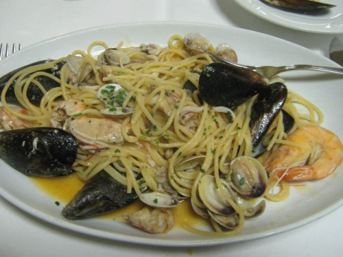 Spaghetti con un sugo base vongole