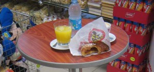 Kaffe, dolce, fersk juice, og vann