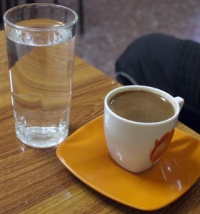 Gresk kaffe serveres med vann