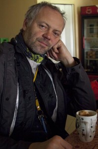 Koser seg i varmen med "kaffe"