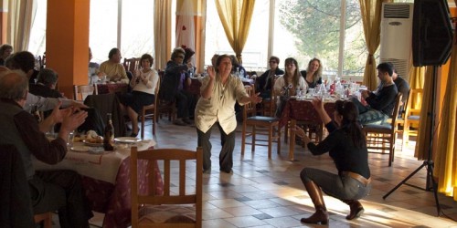 Det spises og danses